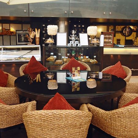 Hotel Sahara Star Mumbai Dış mekan fotoğraf The lounge at the airport