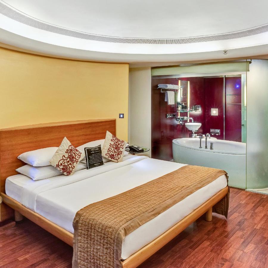Hotel Sahara Star Mumbai Dış mekan fotoğraf A room at the hotel