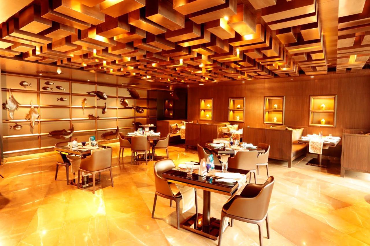 Hotel Sahara Star Mumbai Dış mekan fotoğraf The interior of the restaurant