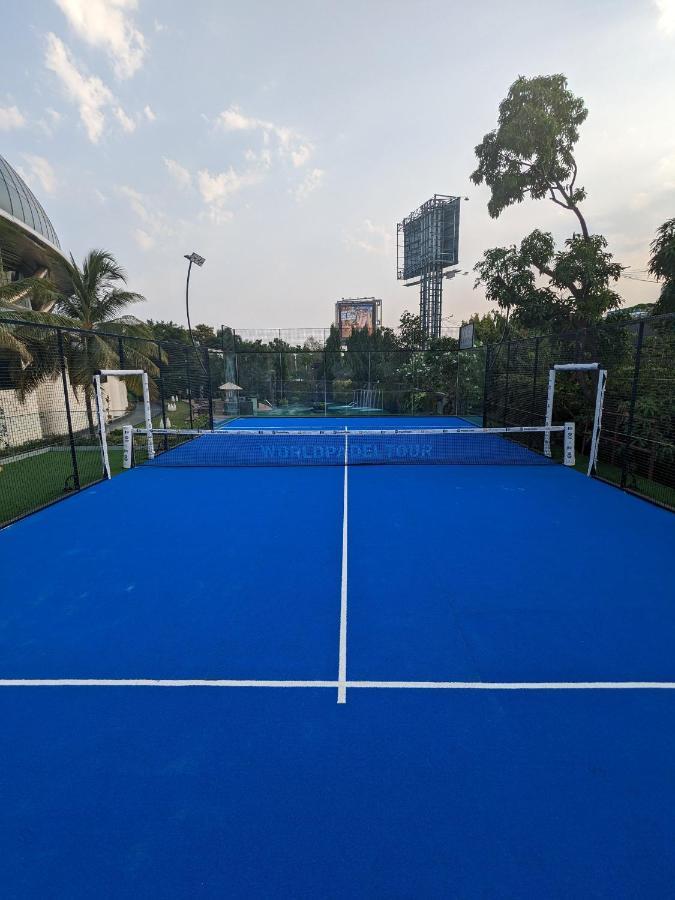 Hotel Sahara Star Mumbai Dış mekan fotoğraf A blue turf hockey field