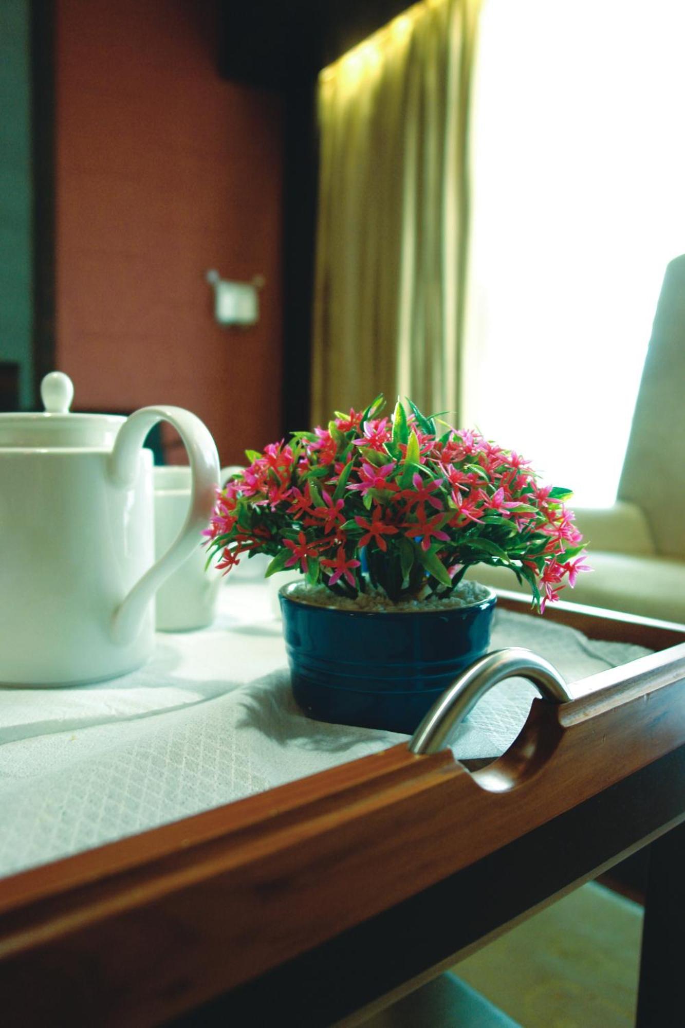 Hotel Sahara Star Mumbai Dış mekan fotoğraf A pot of bouvardia