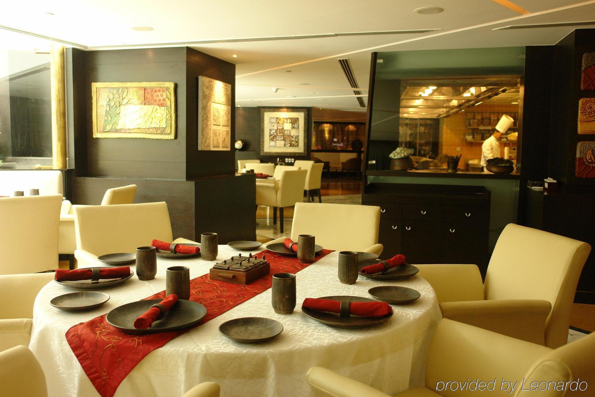 Hotel Sahara Star Mumbai Restoran fotoğraf A restaurant in a hotel