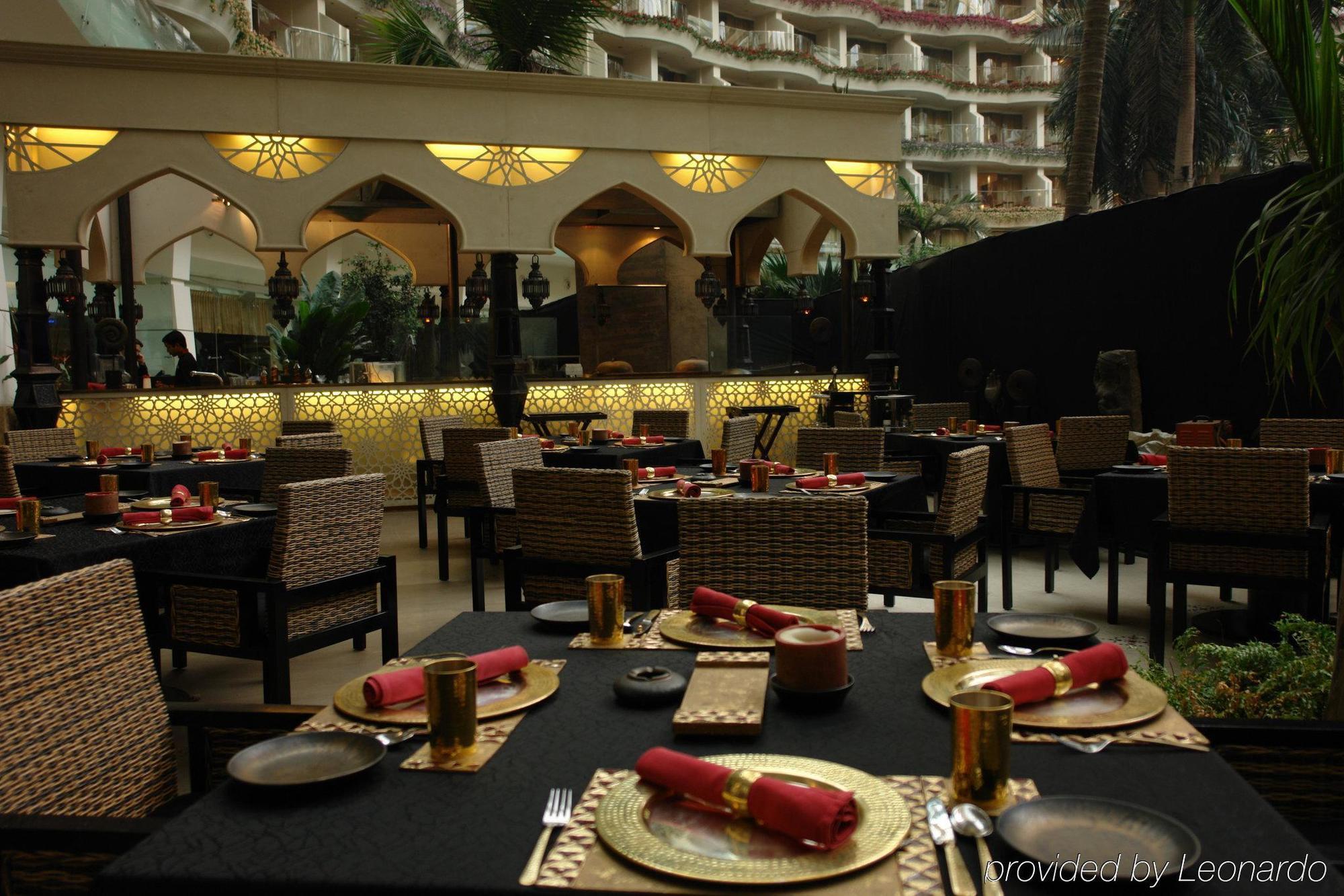 Hotel Sahara Star Mumbai Restoran fotoğraf The interior of the restaurant