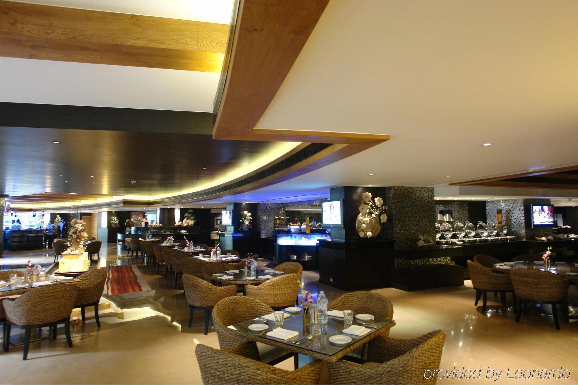 Hotel Sahara Star Mumbai Restoran fotoğraf The interior of the hotel's restaurant