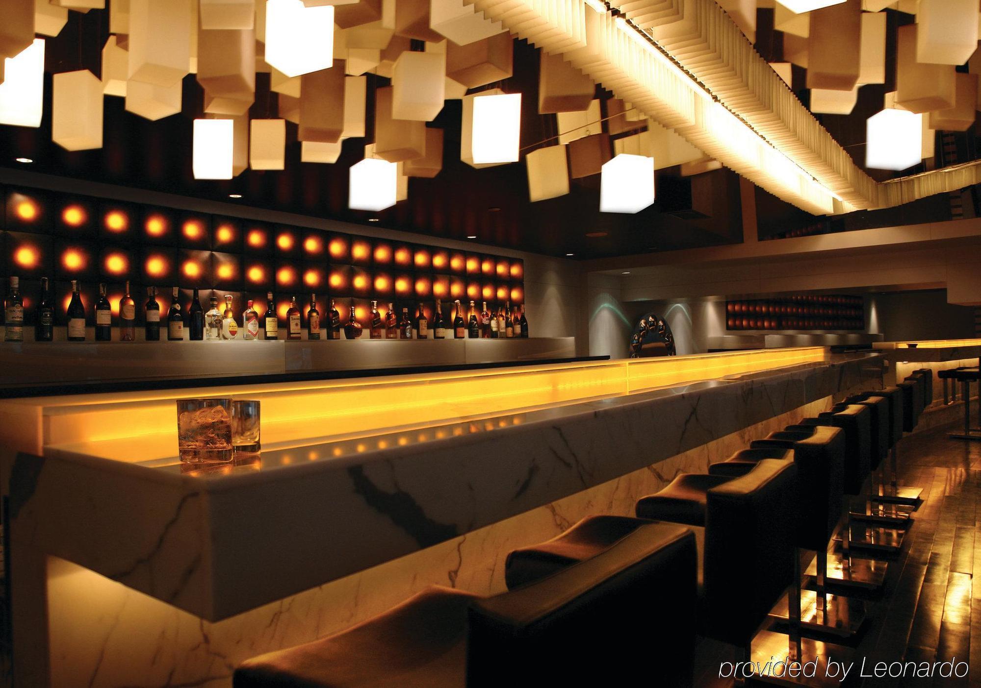 Hotel Sahara Star Mumbai Restoran fotoğraf The bar at the 101 bar