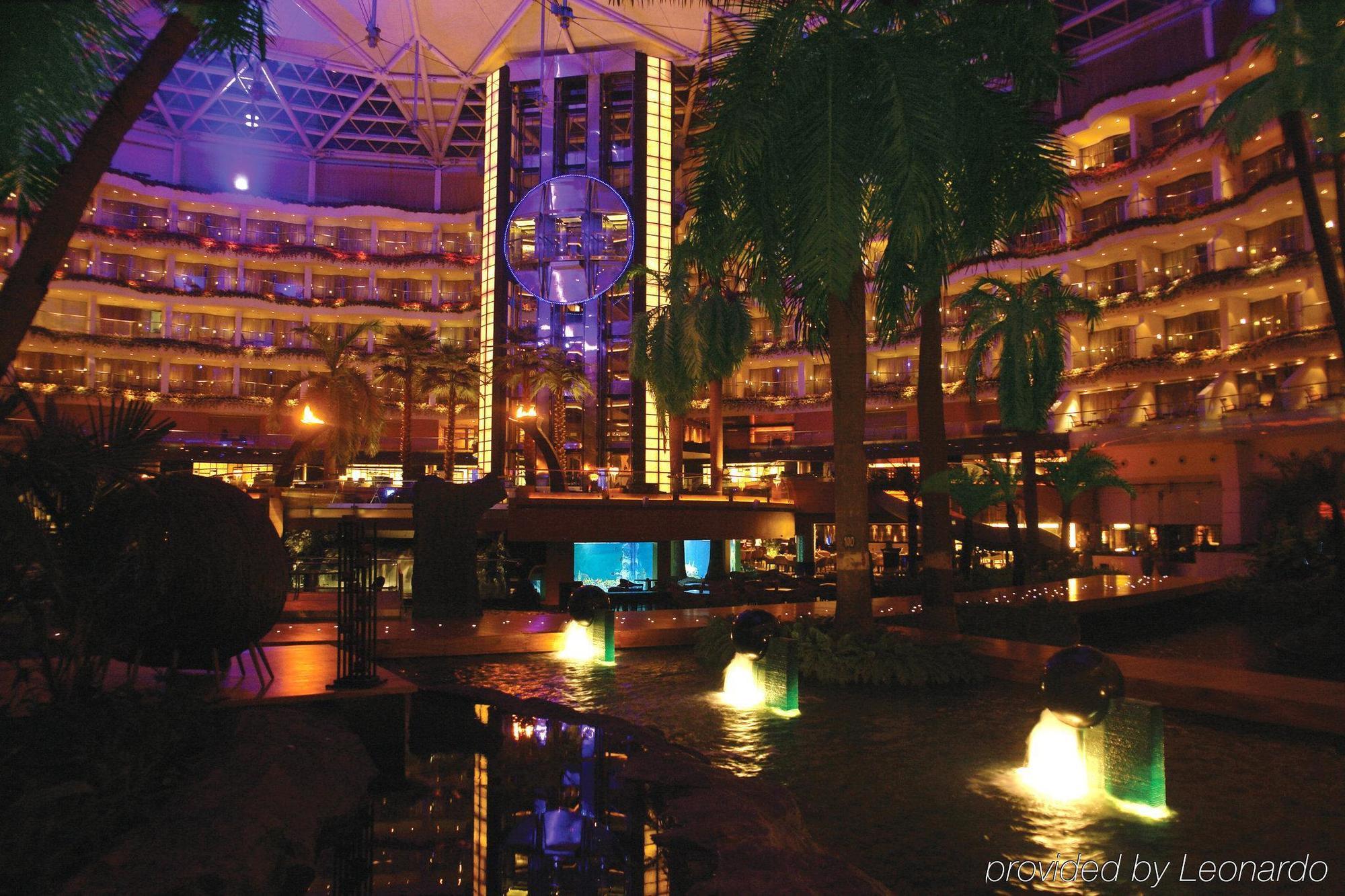 Hotel Sahara Star Mumbai İç mekan fotoğraf The interior of the hotel