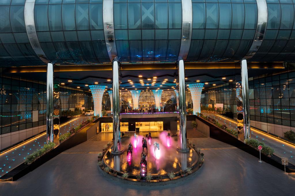 Hotel Sahara Star Mumbai Dış mekan fotoğraf The interior of the terminal