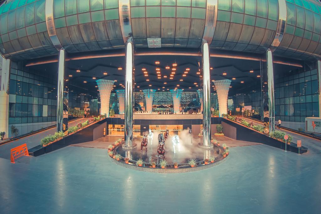 Hotel Sahara Star Mumbai Dış mekan fotoğraf Interior of the terminal