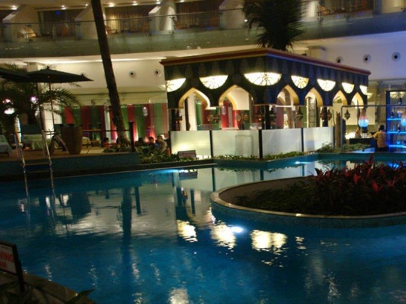 Hotel Sahara Star Mumbai Dış mekan fotoğraf The pool at the hotel