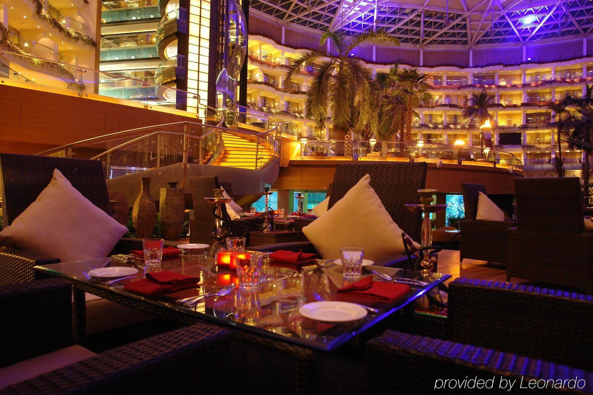 Hotel Sahara Star Mumbai Restoran fotoğraf The interior of the restaurant