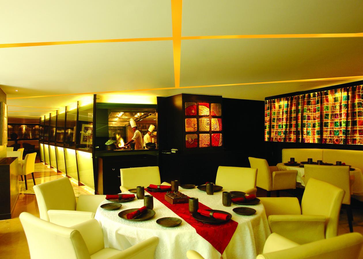 Hotel Sahara Star Mumbai Dış mekan fotoğraf The interior of the restaurant