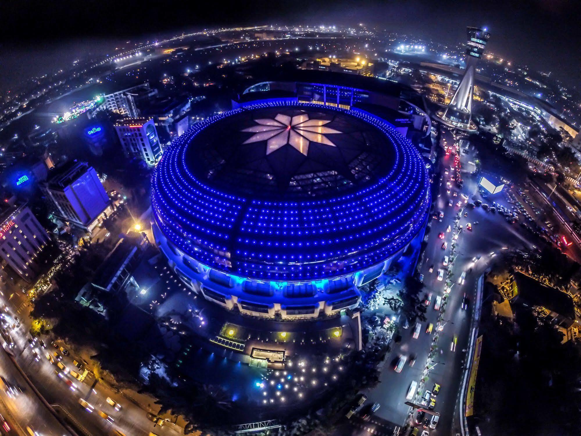 Hotel Sahara Star Mumbai Dış mekan fotoğraf The complex at night